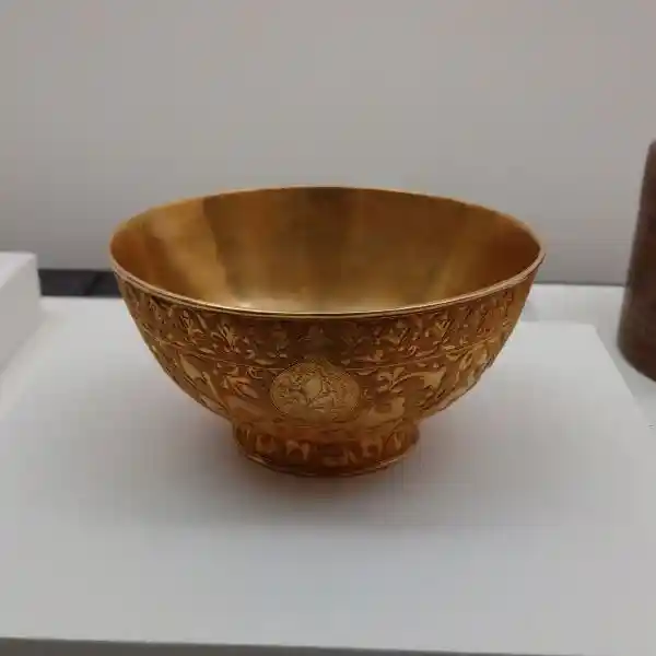 Gold bowl with a leather case, National Palace Museum